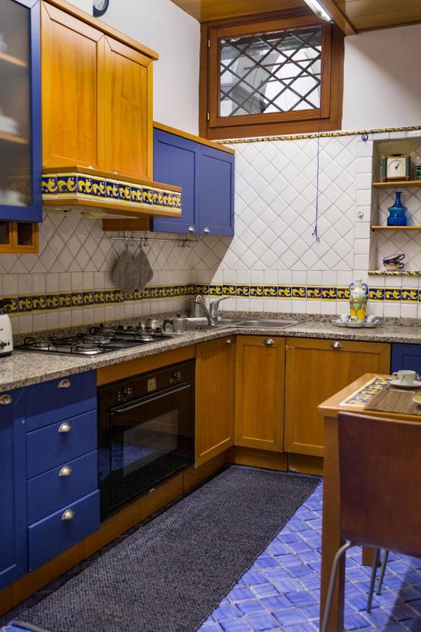 Charming Apartment เนเปิลส์ ภายนอก รูปภาพ