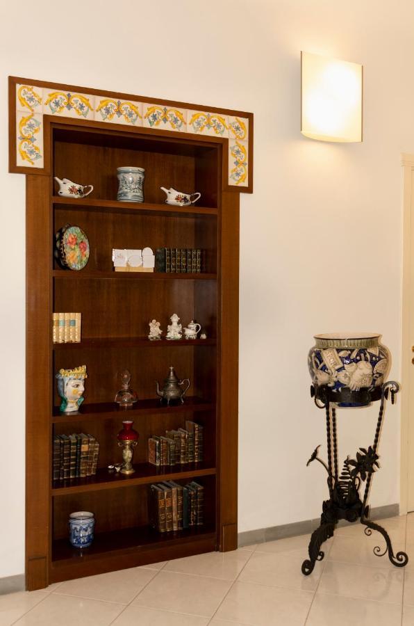 Charming Apartment เนเปิลส์ ภายนอก รูปภาพ
