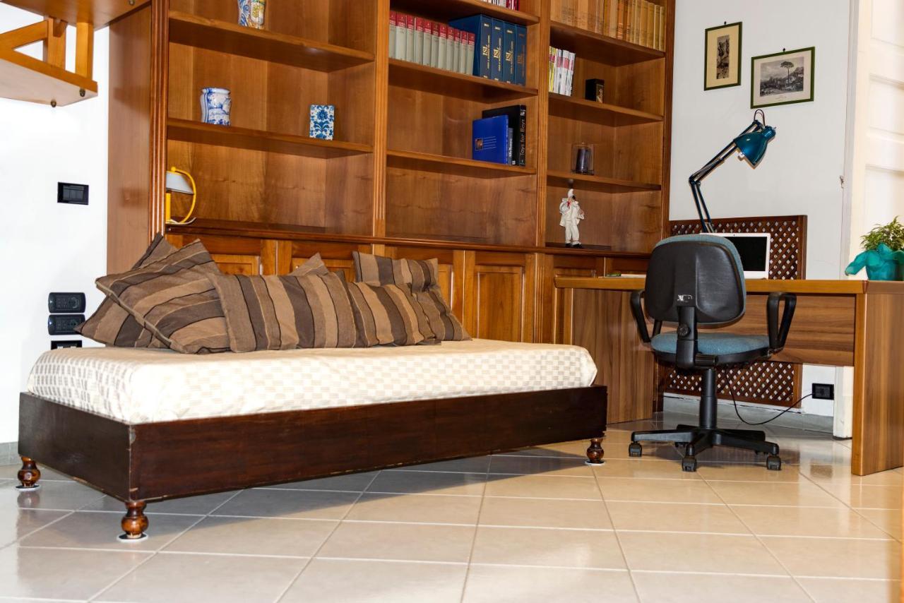 Charming Apartment เนเปิลส์ ภายนอก รูปภาพ